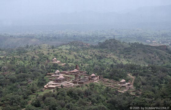FORTE DI KUMBHALGARTH - Dalla sommità dell'inespugnabile fortezza, viste mozzafiato sul paesaggio e sui templi all'interno del forte