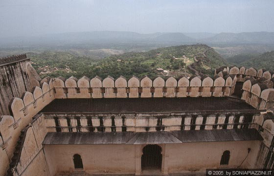 FORTE DI KUMBHALGARTH - Dalla sommità della fortezza vista sulle inespugnabili mura del palazzo del maharaja e sullo sfondo le cime dell'Aravalli 
