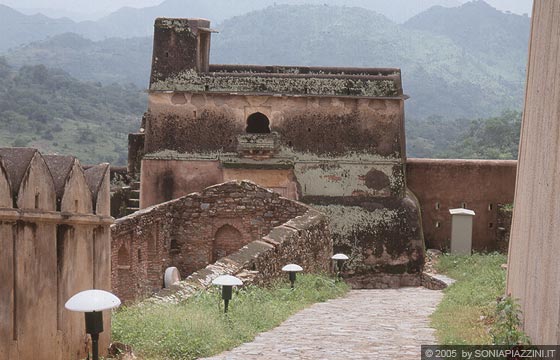 RAJASTHAN MERIDIONALE - L'inaccessbile forte di Kumbhalgarh