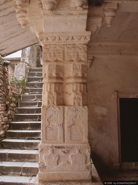 FORTE DI KUMBHALGARTH - Edifici di epoche diverse caratterizzano l'inespugnabile fortezza