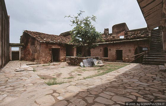RAJASTHAN MERIDIONALE - Il forte di Kumbhalgarh è caratterizzato da edifici di epoche e tipologie diverse 