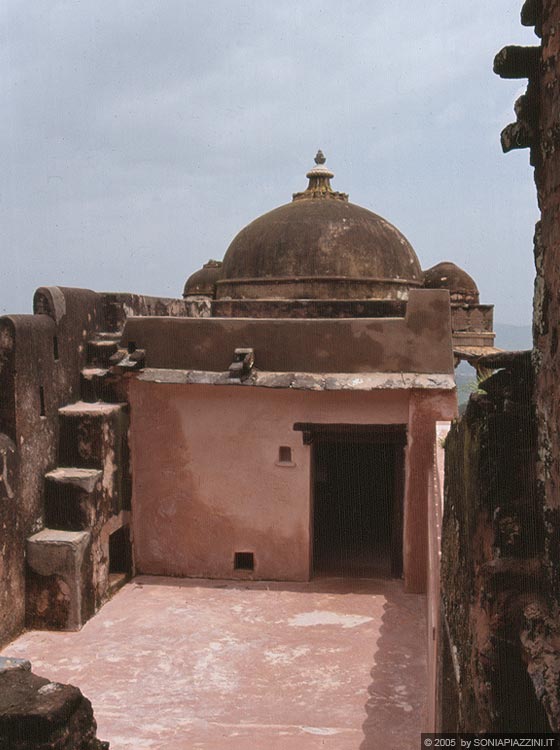 RAJASTHAN MERIDIONALE - L'inaccessbile forte di Kumbhalgarh: edifici e padiglioni di epoche diverse caratterizzano il forte