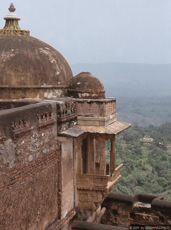 FORTE DI KUMBHALGARTH - Torrette, balconi e cupole caratterizzano il palazzo regale