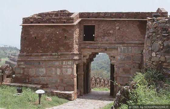RAJASTHAN MERIDIONALE - Forte di Kumbhalgarh: scendiamo dalla dimora regale per visitare il villaggio e i templi 