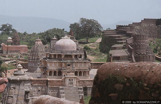 FORTE DI KUMBHALGARTH - Tornando a valle primo piano su un tempio nei pressi del villaggio 