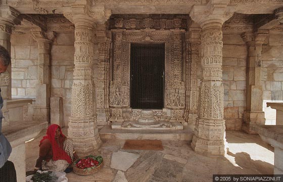 RANAKPUR - L'imponente tempio giainista Chaumukha Temple - una donna seduta dona fiori in cambio dell'elemosina 