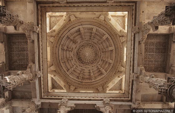 RANAKPUR - Chaumukha Temple - interno: meravigliati dalla magnificenza del tempio guardiamo al cielo