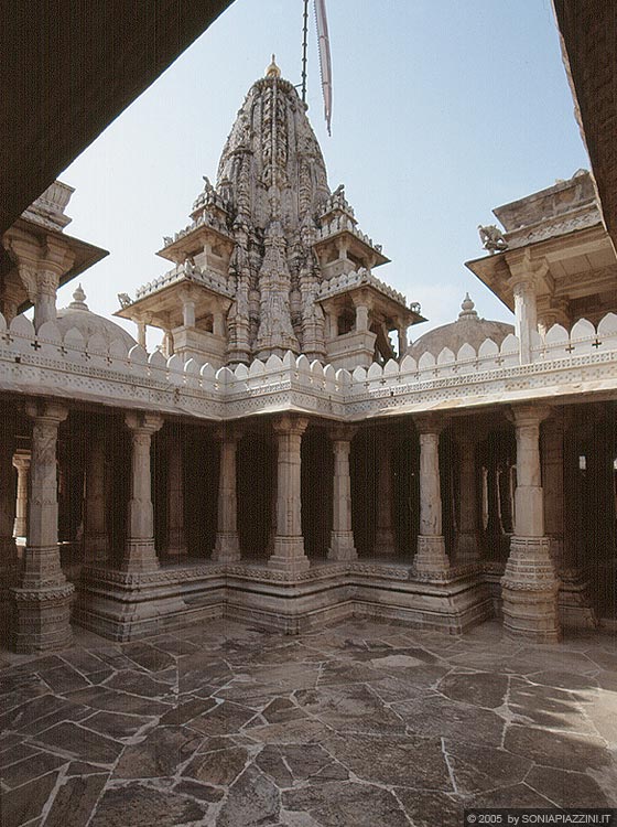 RANAKPUR - Chaumukha Temple (Tempio delle quattro facce) - il Giainismo