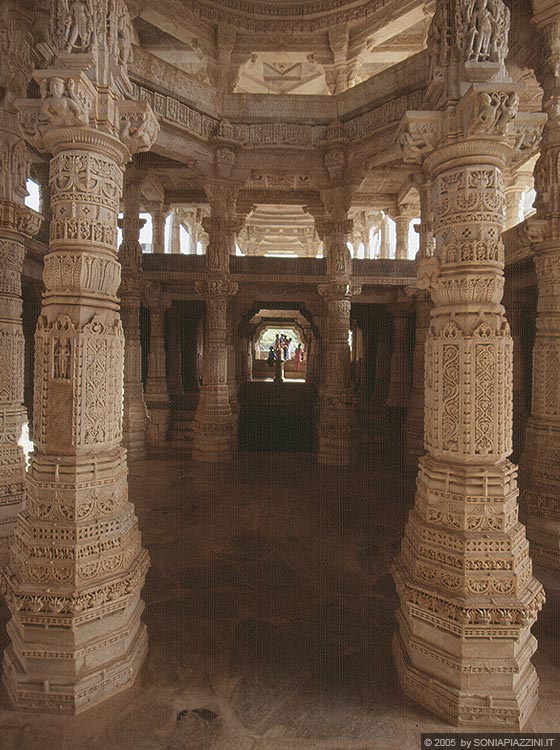 RANAKPUR - Chaumukha Temple - la sala centrale con le alte colonne che sostengono la copertura a volta con evidente ritmo ascensionale