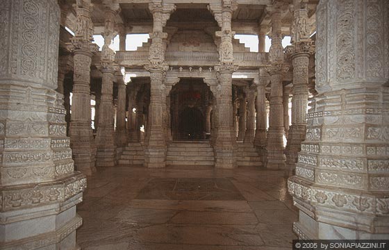 RANAKPUR - Lo splendido tempio giainista Chaumukha Temple (Tempio delle quattro facce) 