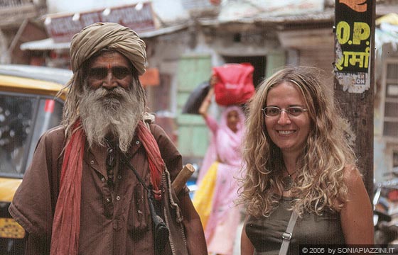 RAJASTHAN MERIDIONALE - Giornata di relax per le strade di Udaipur: un mendicante si avvicina a me per unirsi alla foto e ricevere l'elemosina