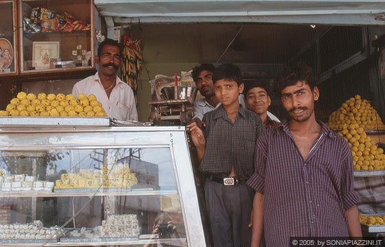 UDAIPUR - Ci concediamo un dessert, il gulab jamun, proprio di fronte al mercato