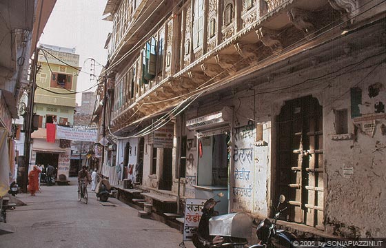 UDAIPUR - Passeggiamo gustandoci l'intricato dedalo di viuzze della città vecchia
