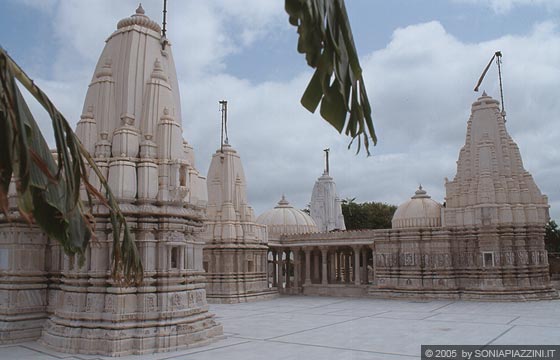 RAJASTHAN MERIDIONALE - Ultima giornata ad Udaipur - un tempio giainista in marmo nei pressi dei cenotafi dei maharana del Mewar
