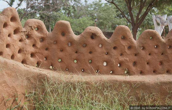RAJASTHAN MERIDIONALE - Villaggio di Shilpgram nei pressi di Udaipur - particolare di un muro di recinzione in terra