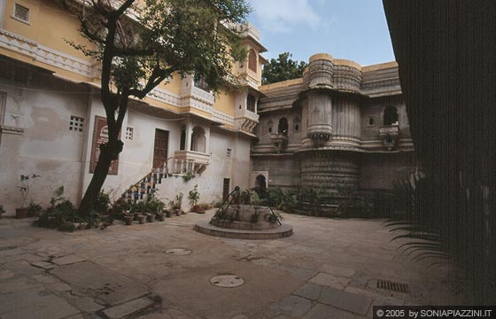 UDAIPUR - Bagore-ki-haveli: il cortile di accesso