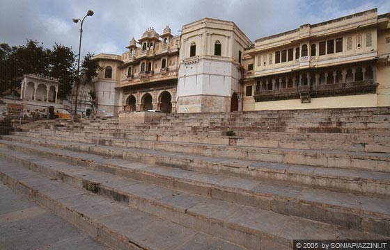 UDAIPUR - Dai ghat vista sulla Bagore-ki-haveli