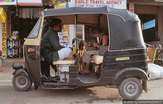 UDAIPUR - Il saluto di Salim - io e Salim in autorisciò