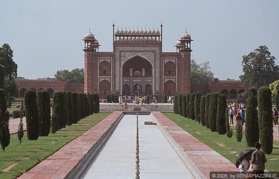 UTTAR PRADESH - Agra - Dal Taj Mahal vista sul portale in arenaria rossa che si apre sul lato meridionale del cortile esterno
