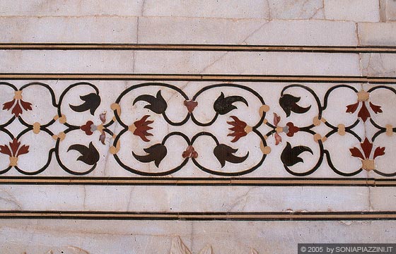 AGRA - Taj Mahal - particolare dei delicati ornati floreali in pietre dure policrome che si stagliano sulle candidide superfici in marmo bianco 