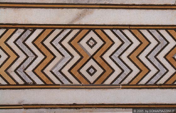 AGRA - Taj Mahal - le decorazioni in pietra dura incastonate 