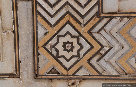 AGRA - Taj Mahal - l'inquinamento sta offuscando il marmo bianco del Taj ed erodendo gli intarsi