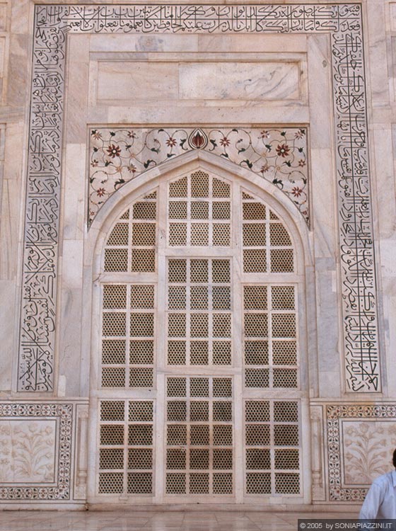 UTTAR PRADESH - Agra - una porta sulle facciate laterali del Taj Mahal cinta dalle citazioni dei versetti del Corano