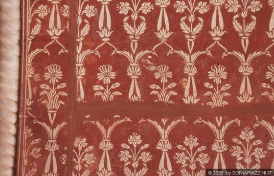 UTTAR PRADESH  - Taj Mahal ad Agra - particolare delle decorazioni della moschea