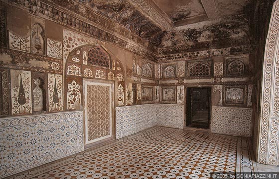 AGRA - Mausoleo di Itimad-ud-Daulah - una delle otto sale che circondano la sala centrale con l'uso diffuso della pietra dura e delle tarsie in marmo