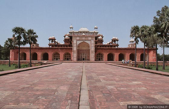 AGRA - Mausoleo di Akbar, il più grande dei sovrani moghul