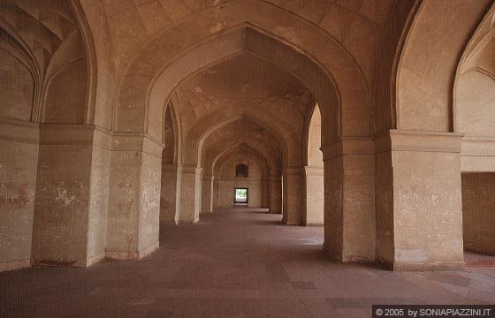 AGRA - Portico esterno del mausoleo di Akbar