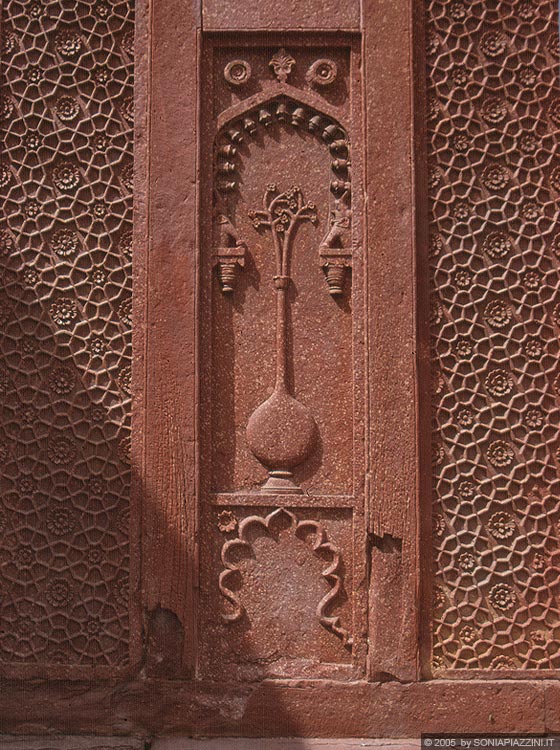 UTTAR PRADESH - Mausoleo di Akbar - le raffinate trame delle superfici in arenaria rossa di una delle porte terminali del parco