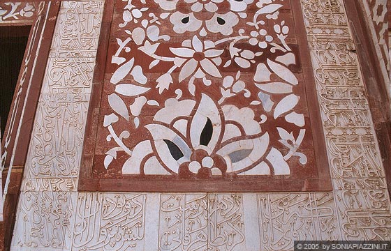 AGRA - Porta meridonale del mausoleo di Akbar - splendide decorazioni floreali ad intarsio e citazioni dei versetti del Corano in marmo bianco