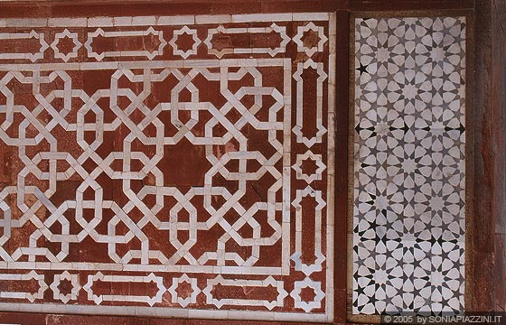AGRA - Mausoleo di Akbar - porta meridonale di accesso: particolare dei disegni astratti in arenaria rossa decorata con intarsi di marmo bianco 