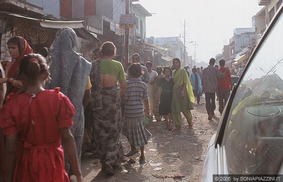 UTTAR PRADESH - Agra - verso Fatehpur Sikri - le animate e caotiche viuzze della città