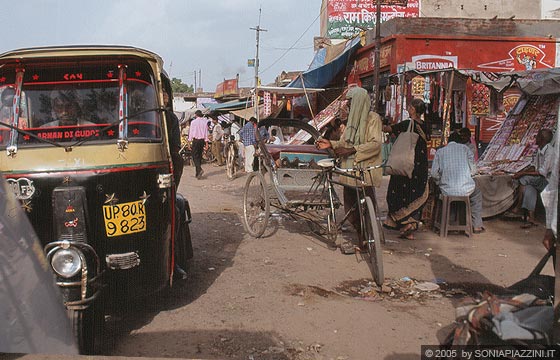 UTTAR PRADESH - Da Agra a Fatehpur Sikri incontriamo sobborghi e villaggi - autorisciò, risciò e pedoni animano le strade intorno a questo bazar