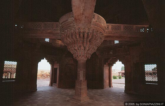 FATEHPUR SIKRI - Diwan-i-khas - sala interna con al centro una colonna in pietra che sostiene un trono 