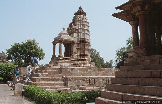 KHAJURAHO - Lakshmi Temple di fronte al Lakshmana Temple e al fianco del Varaha Temple (in primo piano a destra)