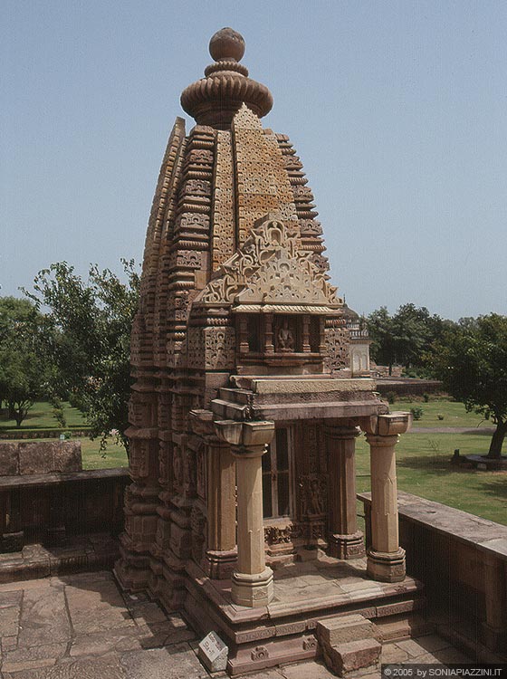 KHAJURAHO - Lakshmana Temple: una delle quattro cappelle situate agli angoli del basamento/terrazza 