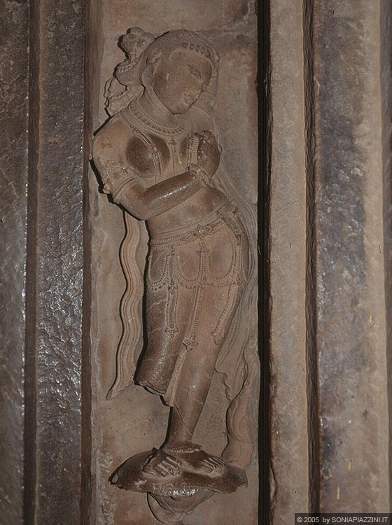 KHAJURAHO - Lakshmana Temple: apsara, ninfa e danzatrice celeste 