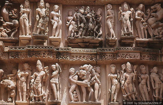 KHAJURAHO - Lakshmana Temple: i muri esterni animati di una vita intensa e brulicante con splendidi gruppi scultorei che esaltano le forme umane nella bellezza degli atteggiamenti erotici e sensuali