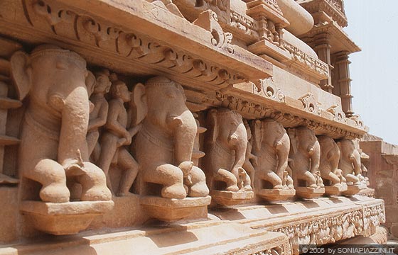 KHAJURAHO - Lakshmana Temple: la splendida fascia di grande effetto plastico con altorilievi di elefanti