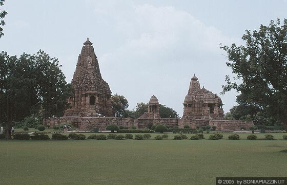 KHAJURAHO - Templi del gruppo occidentale - vista d'insieme sulla piattaforma su cui sono edificati il Kandariya Mahadeva Temple, Mahadeva Temple e Devi Jagadamba Temple