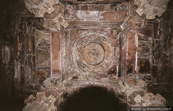 KHAJURAHO - Kandariya Mahadeva Temple: vista della copertura piramidale (kadamba) sorretta da possenti colonne del grande vestibolo (mahamandapa o jagamohana) 