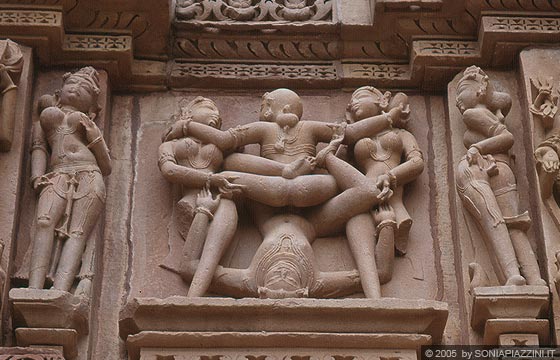 KHAJURAHO - Kandariya Mahadeva Temple: perchè tutto questo sesso?