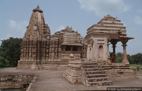 KHAJURAHO - Templi del gruppo occidentale - Kandariya Mahadeva Temple e Mahadeva Temple