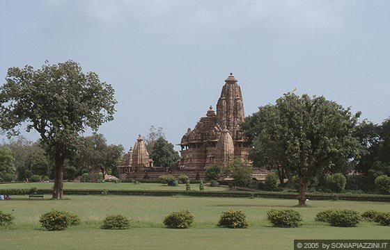 MADHYA PRADESH - Panoramica del sito in cui sono edificicati i templi del gruppo occidentale di Khajuraho