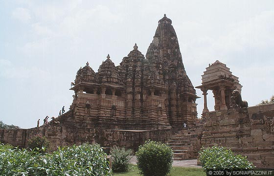 KHAJURAHO - Templi del gruppo occidentale - un'altra splendida immagine dei due templi Kandariya Mahadeva e Mahadeva edificati sullo stesso basamento