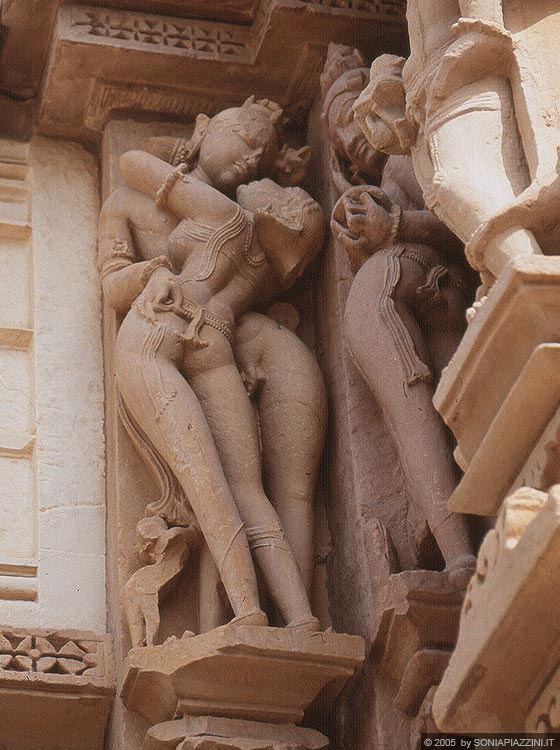 KHAJURAHO - Mithuna, accoppiamento degli dei 