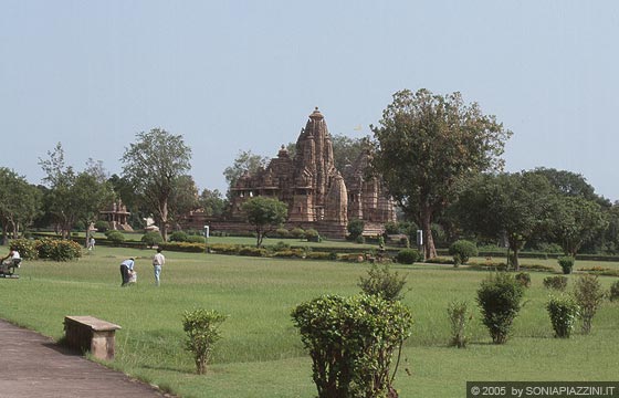 KHAJURAHO - Dal piccolo Parvati Temple vista sul Lakshmana Temple e sul Lakshmi Temple